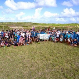 71378775_10156239200166104_4248026567629864960_o Large group of people posing holding a sign that says Plastic Free Hawaii