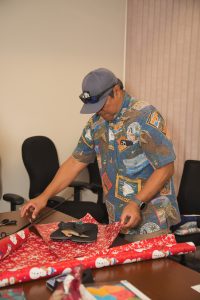 DSC09457 man wrapping present