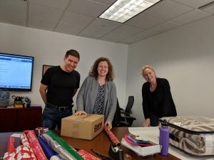 Maker:0x4c,Date:2017-10-11,Ver:4,Lens:Kan03,Act:Lar01,E-ve Two women and a man wrapping gifts