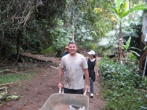 waimea+013 man pulling wheelbarrow
